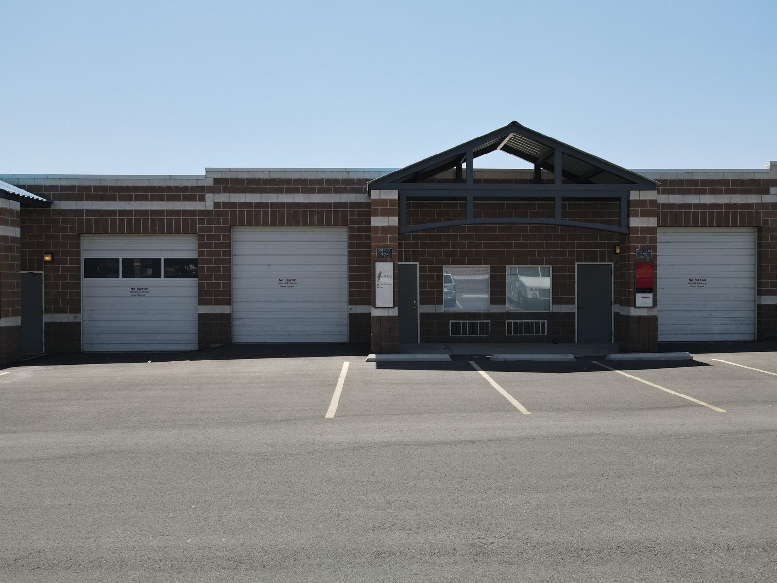 An office and warehouse flex suite at 820 North Business Park